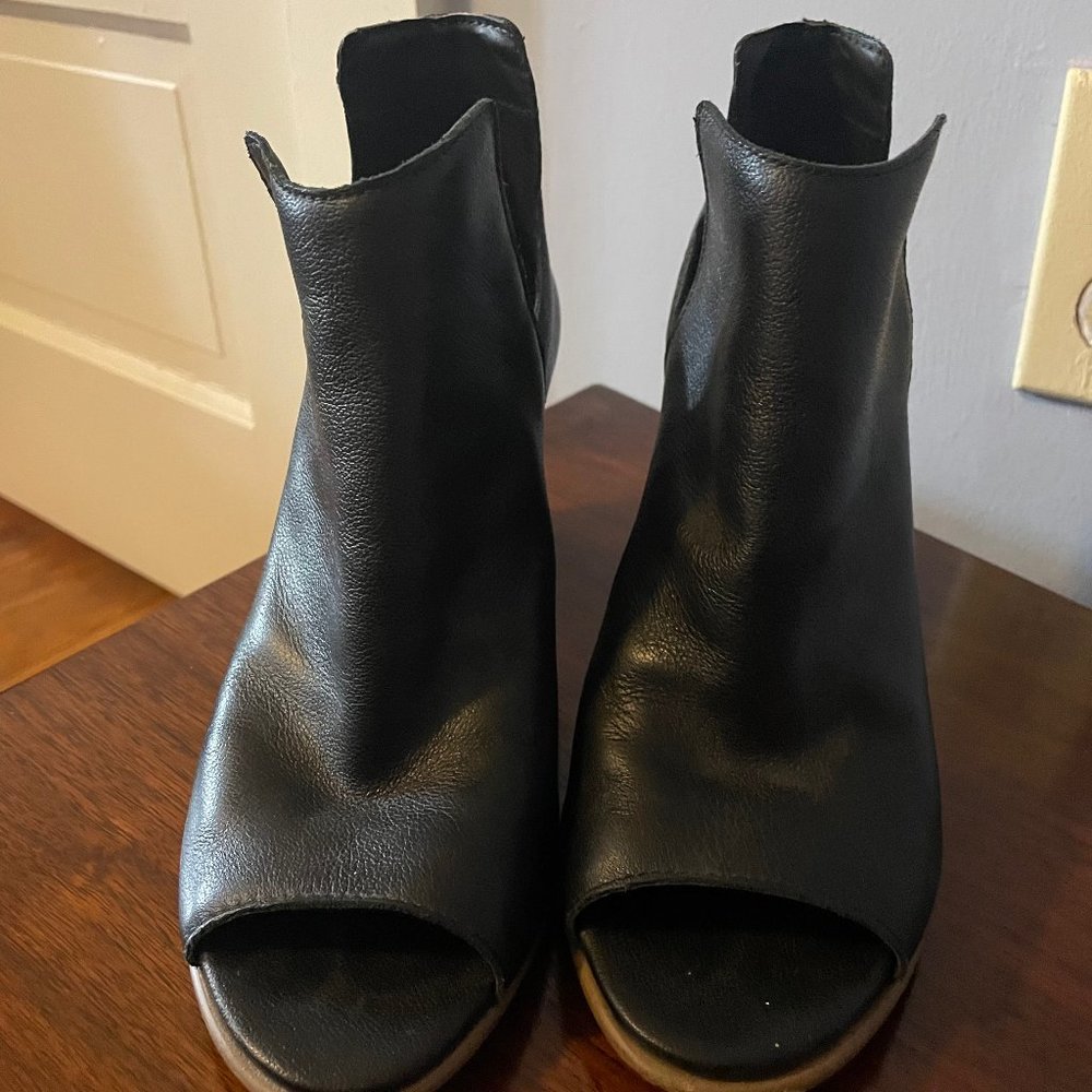 Steve Madden black open-toe booties - sz 7